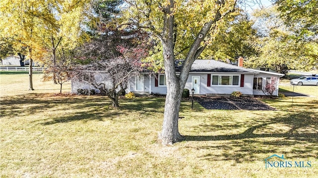 ranch-style home featuring a front lawn