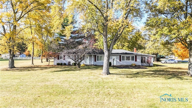 ranch-style house featuring a front lawn