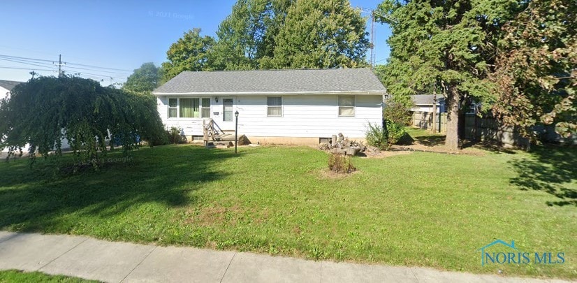 view of front of property featuring a front lawn