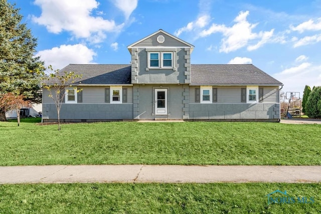 view of front property featuring a front lawn