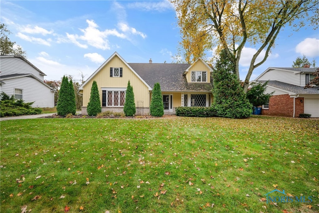 view of front of house with a front lawn