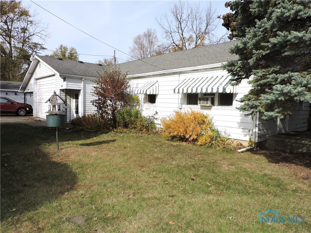 view of side of property featuring a lawn