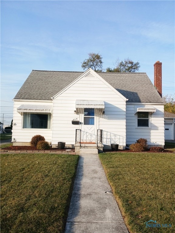 view of front of house featuring a front lawn