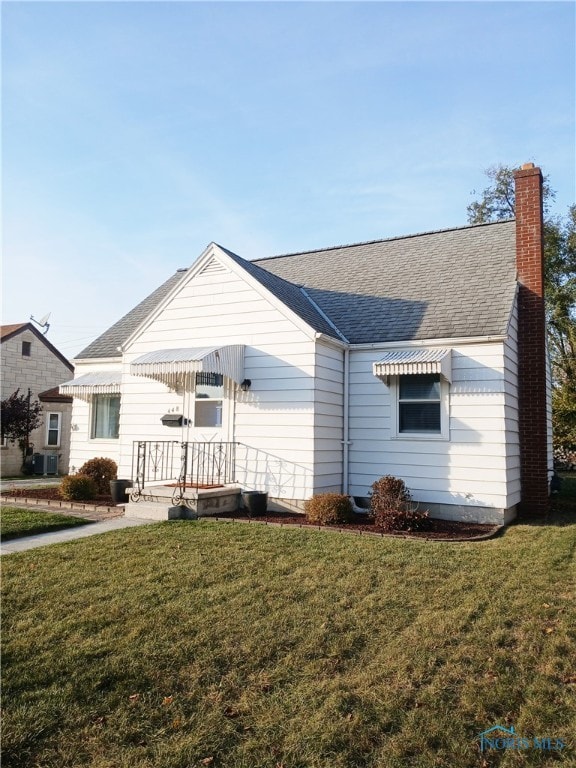 view of front of property with a front lawn