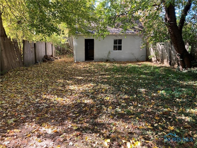 view of yard featuring an outdoor structure