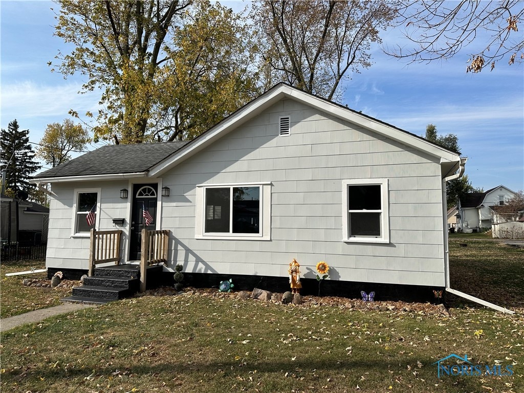 view of front of house with a front lawn