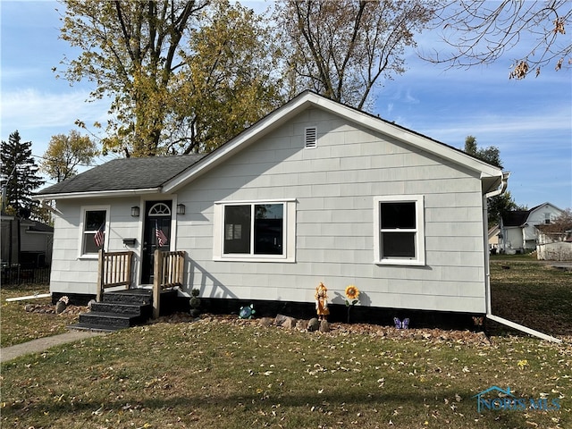 view of front of house with a front lawn