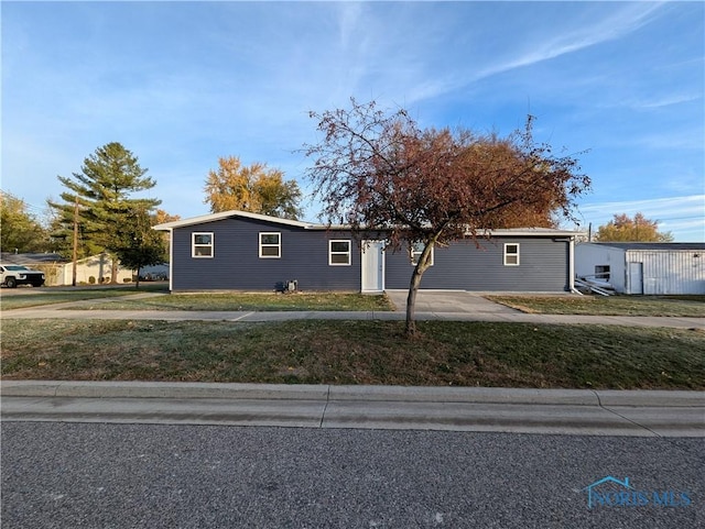 view of front of home featuring a front lawn