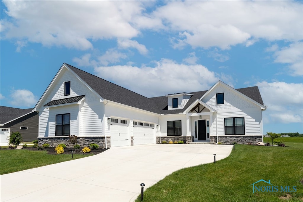 view of front facade featuring a front yard and a garage