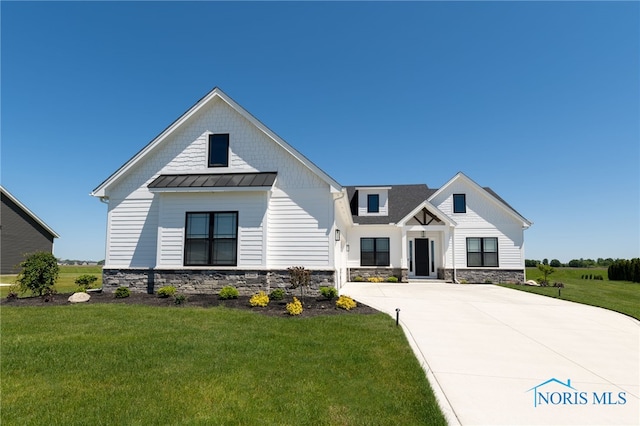 modern inspired farmhouse featuring a front yard