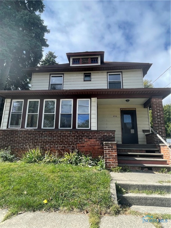 view of front of house with covered porch