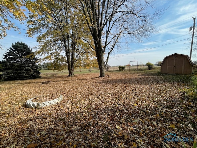 view of yard featuring a storage shed