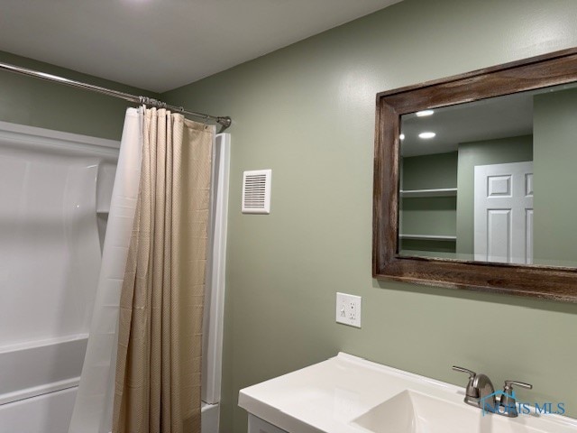 bathroom with vanity and shower / bath combo