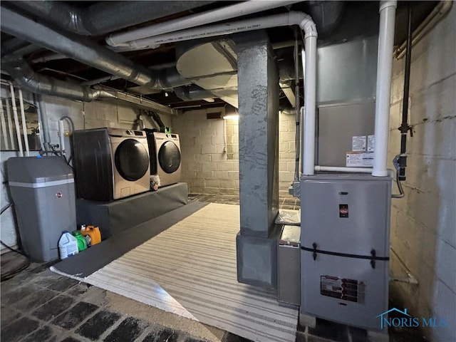 utility room featuring washing machine and clothes dryer