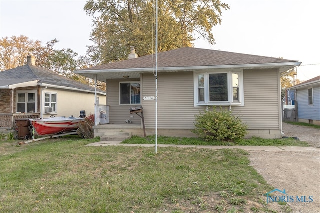 view of front facade featuring a front lawn