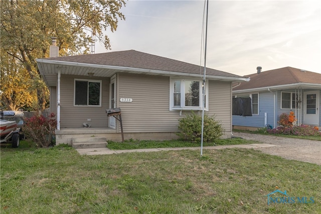 view of front facade featuring covered porch and a front lawn