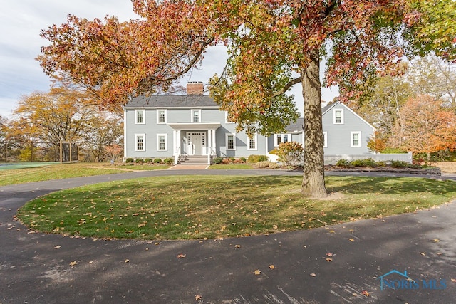 view of front facade featuring a front lawn