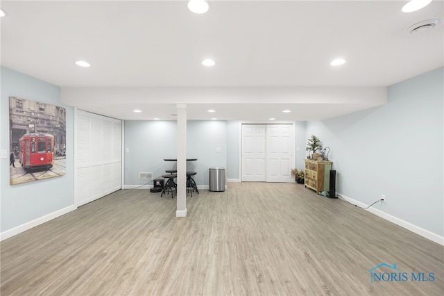 exercise area with light hardwood / wood-style floors