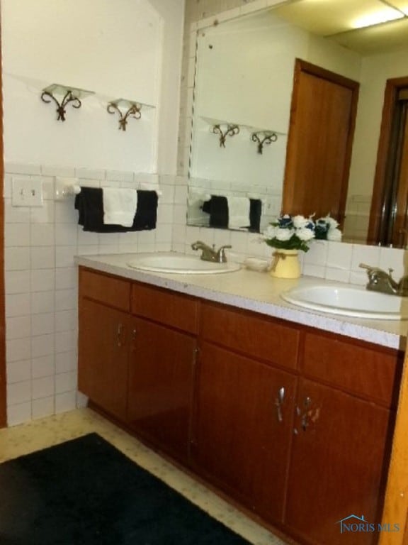 bathroom with vanity and decorative backsplash