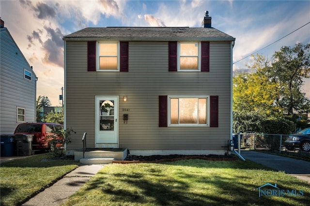 view of front facade with a yard