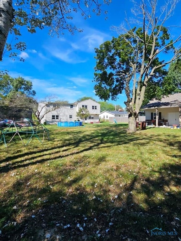 view of yard with a swimming pool