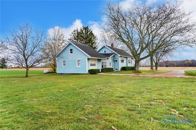 view of front of home featuring a front lawn