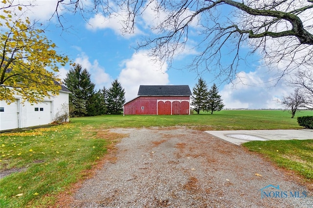 view of yard with an outbuilding