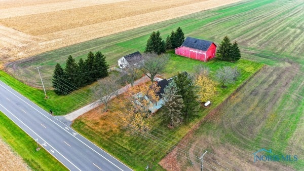 birds eye view of property featuring a rural view