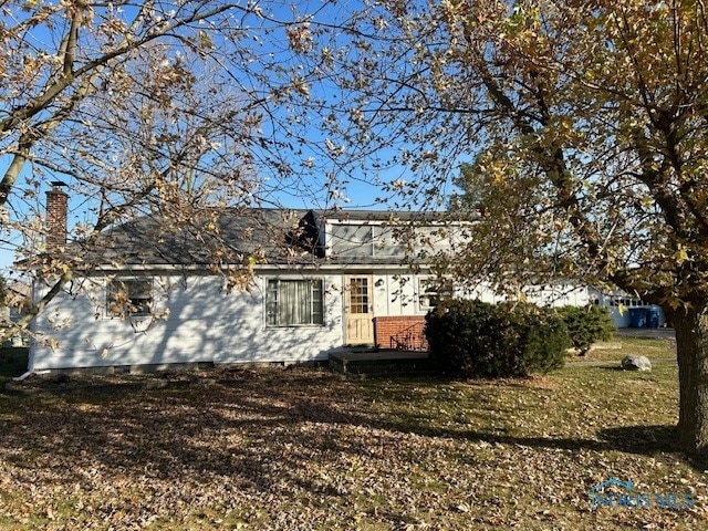 view of front of house featuring a front lawn