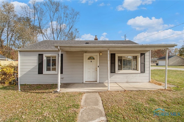 view of front of property featuring a porch and a front yard