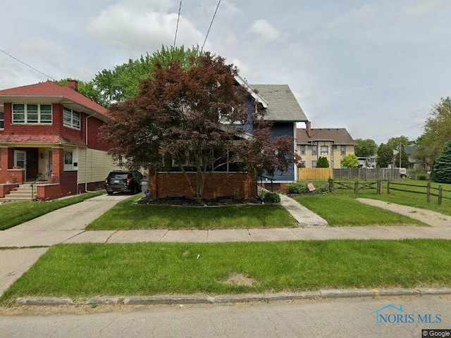 view of front of property with a front yard