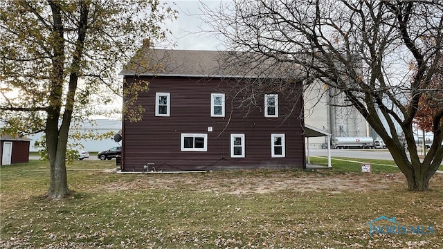 view of side of property featuring a lawn