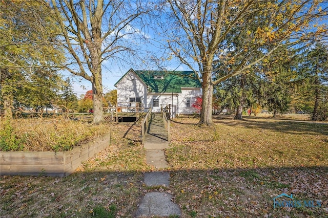 view of front of property with a front lawn