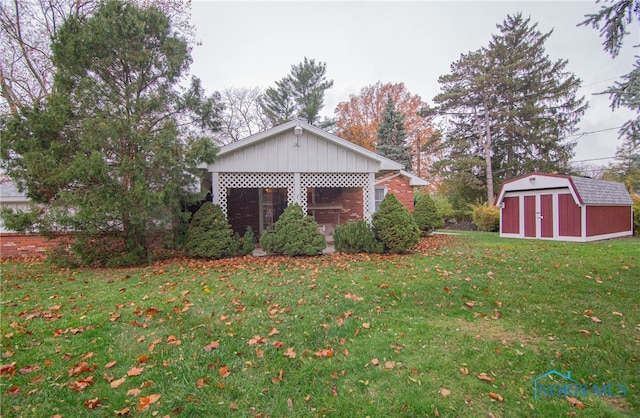 view of yard with a storage shed