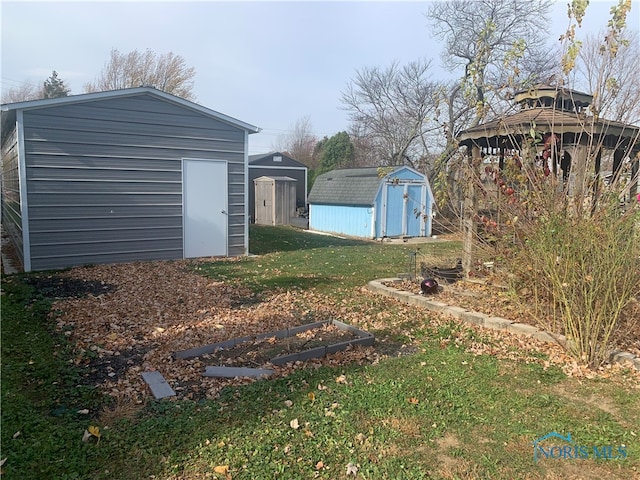 view of yard with a storage unit