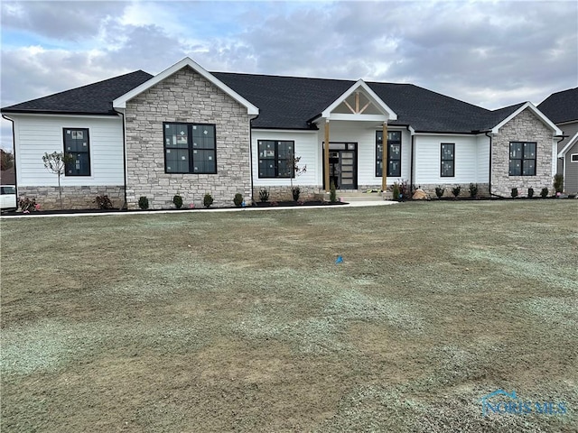 view of front of property featuring a front lawn