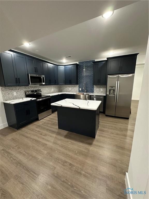3640 Turtle Creek Dr, Perrysburg, OH 43551 - kitchen featuring stainless steel appliances, a sink, backsplash, and light wood-type flooring