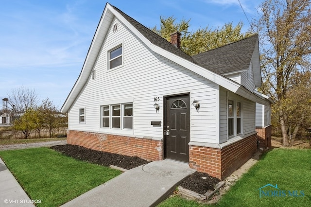 view of front of property featuring a front lawn