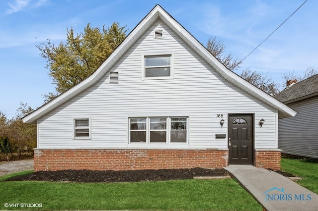 view of front of house with a front yard