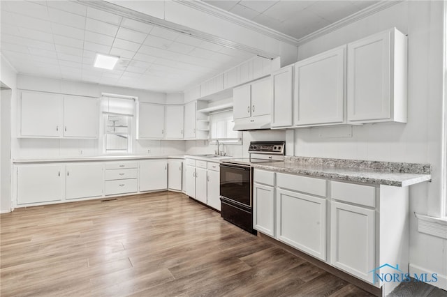 kitchen featuring white cabinetry, dark hardwood / wood-style flooring, crown molding, and electric stove