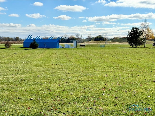 view of yard featuring a rural view