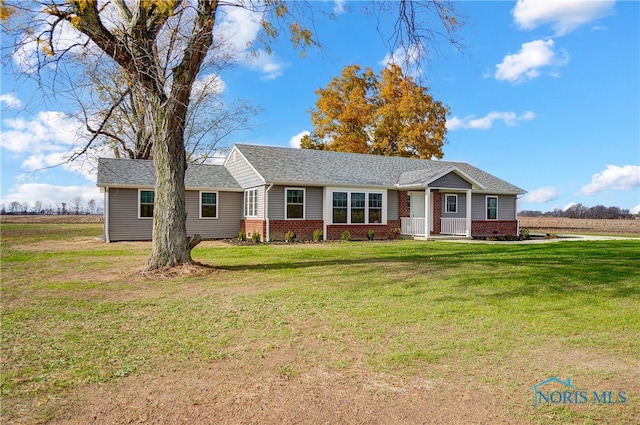 single story home featuring a front lawn