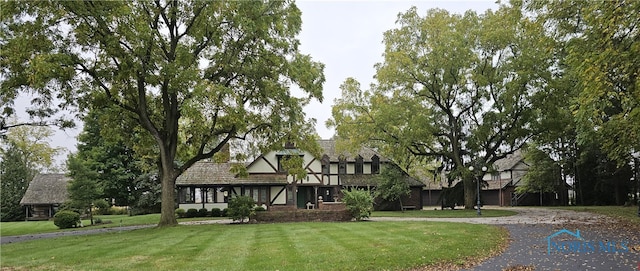 view of front of home featuring a front lawn