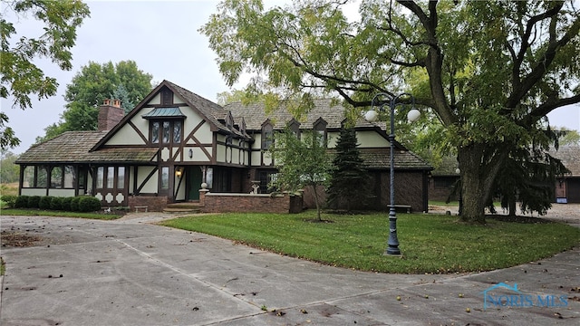 view of front of home featuring a front lawn