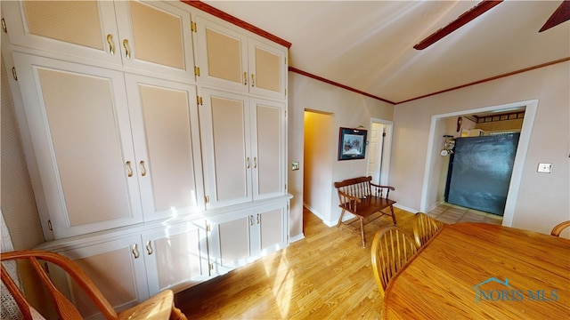 dining room featuring light hardwood / wood-style floors and crown molding