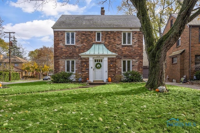 view of front facade with a front lawn