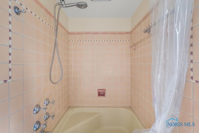 bathroom with shower / bath combo