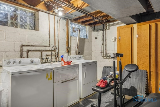 washroom featuring cabinets and washing machine and dryer