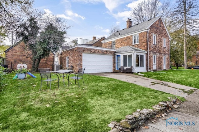 view of front facade featuring a front yard and a garage