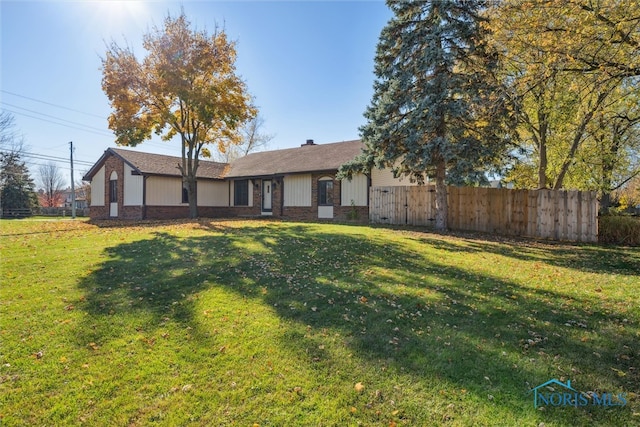 view of front of house featuring a front lawn